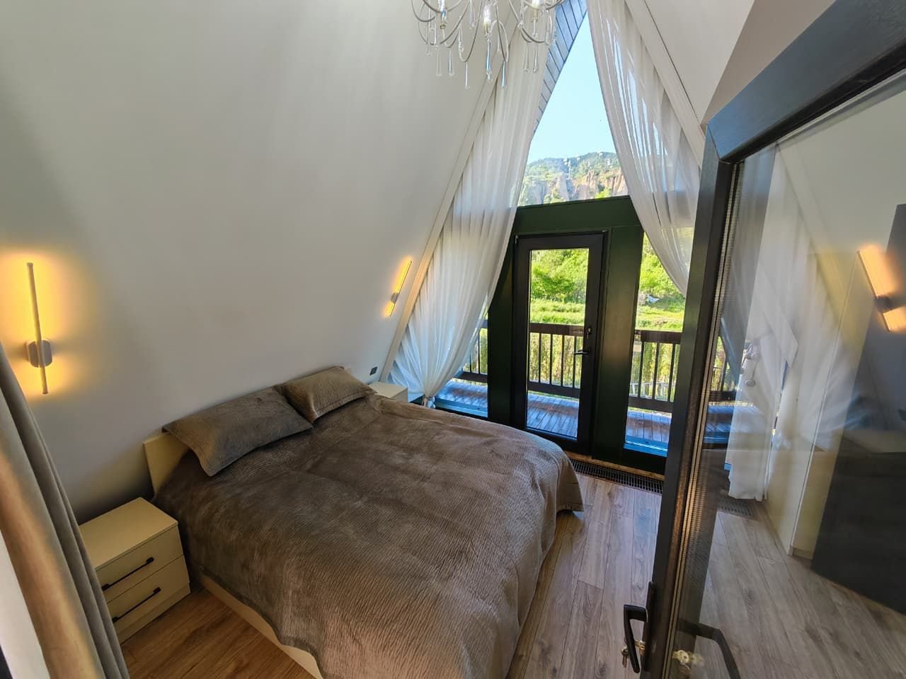 Loft yataq otağı — balkon və dağ mənzərəsi