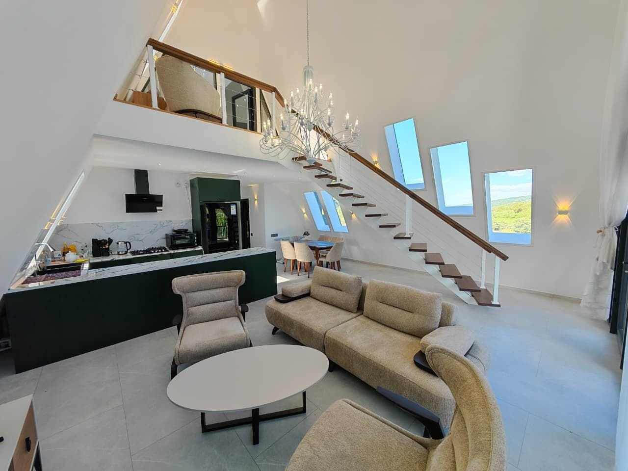 EdenRise villasının qonaq otağı — panoram pəncərələr və dizayner mebeli