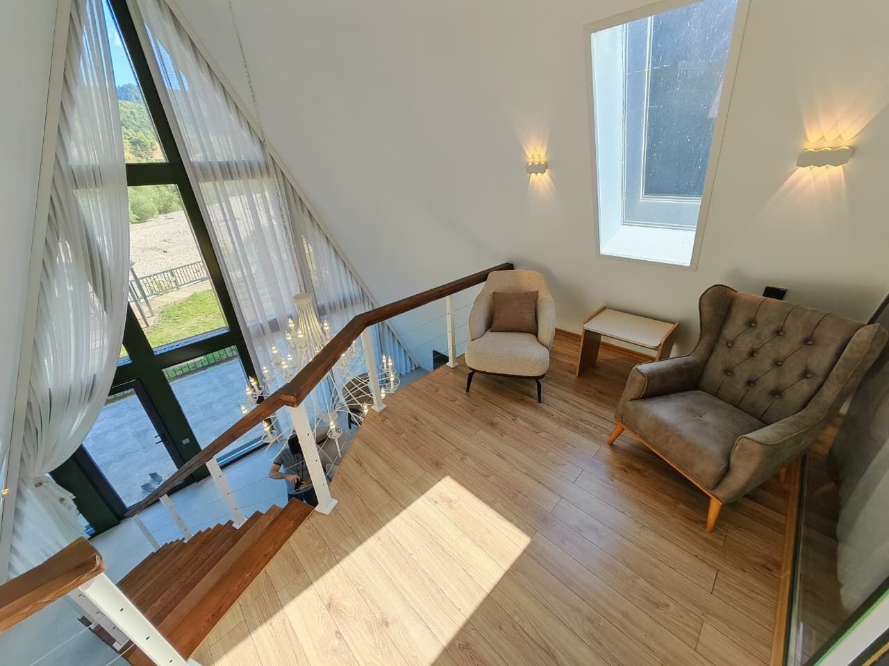 Loft mərtəbəsində istirahət zonası və üçbucaq pəncərələr